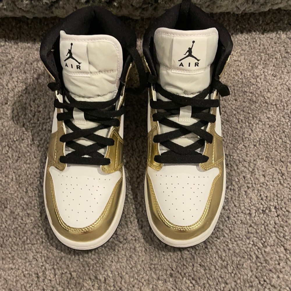 Jordan 1 mid SE Metallic Gold perfect condition